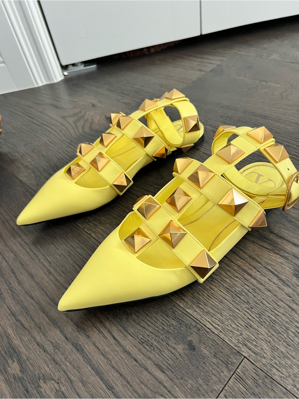 Valentino Roman Stud Rockstud Lime Yellow Pointed-Toe Women's Flats Sandals 37.5